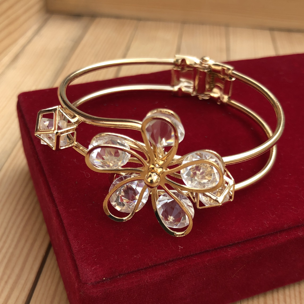 22ct Gold Flower Bracelet - £970.00.00 (SKU:23597)